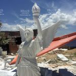 Thiên Thần Cầm Đuốc Đá Trắng